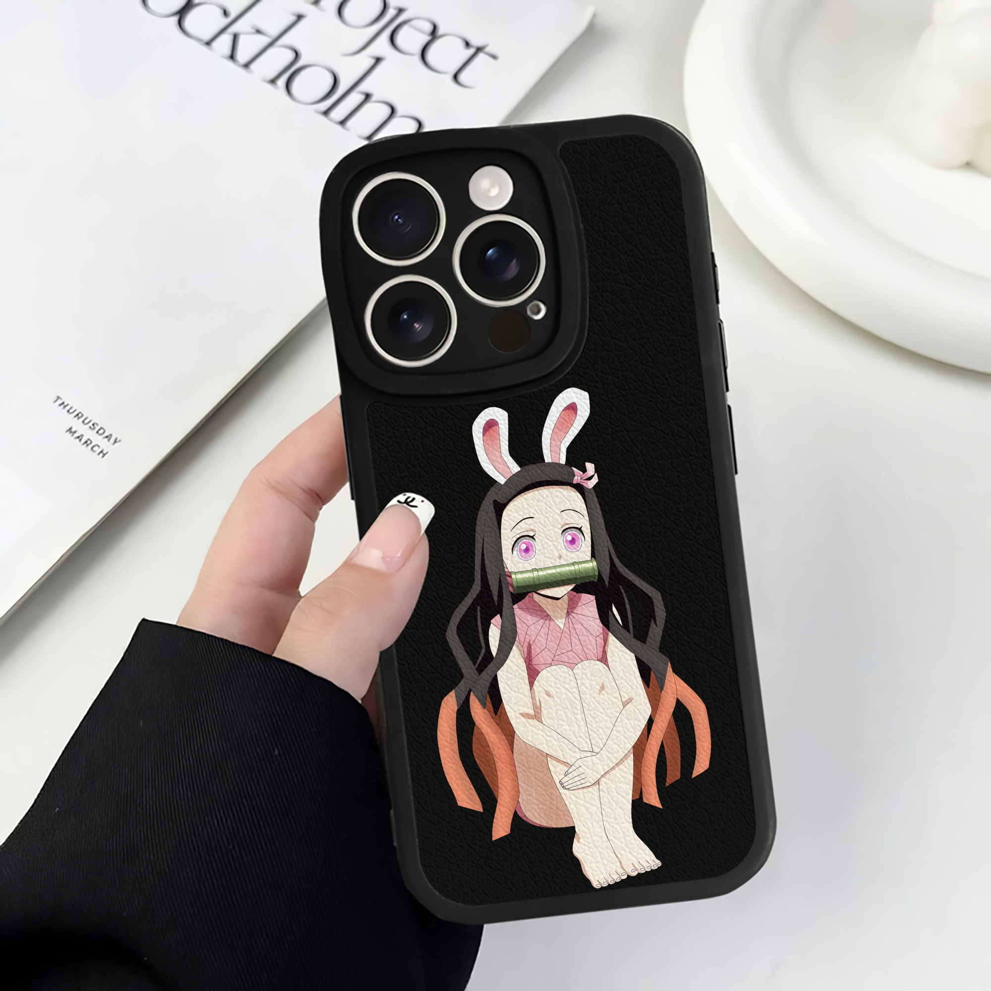 （画像用） 鬼滅の刃（きめつのやいば）竈門 禰󠄀豆子／かまど ねずこ Kamado Nezuko 【iPhone 16シリーズ対応】シリコンスマホケース（レザー調） 材質：シリコン